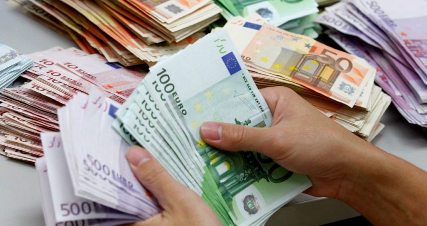 Depozitat në banka arritën në 14.8 mld euro në dhjetor, zhvlerësimi i valutave goditi kursimet
